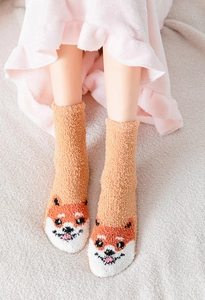 Nahaufnahme von Plüsch-Korallenvlies-Socken mit süßem Shiba-Inu-Stickmuster