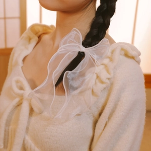 Élégante pince à cheveux nœud en organza blanc sur une coiffure de tresse noire