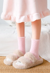 Detail von weichen rosa Korallenvlies Socken und Plüsch Hausschuhen für zu Hause