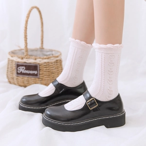 Calze Lolita bianche con motivi a cuore e scarpe Mary Jane nere con suola a piattaforma