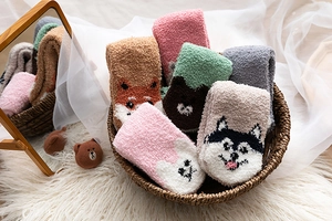 Kuschelige Wintersocken aus Korallenvlies mit Tiermotiven in einem Weidenkorb