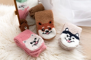 Drei Paar dicke Korallenfleece-Wintersocken mit süßen Cartoon-Tierstickereien auf Pelz