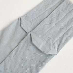 Detailansicht der hellblauen Strick-Socken mit Wellenmuster und feiner Texturierung