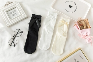 Détail de chaussettes Lolita avec bordure en dentelle et grands nœuds en satin en trois couleurs