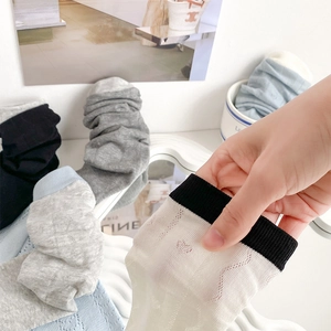 Detaillierte Makroansicht des atmungsaktiven Rautenmusters auf Baumwollsocken