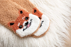Details von Korallenfleece-Socken mit süßem Cartoon-Hundegesicht und warmer Textur