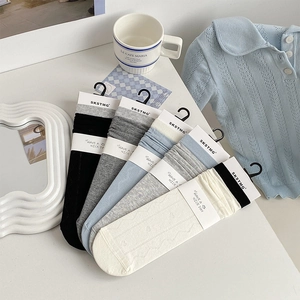 Detailliertes Set aus 5 gemischten Baumwollstricksocken mit Rippbündchen und Etiketten
