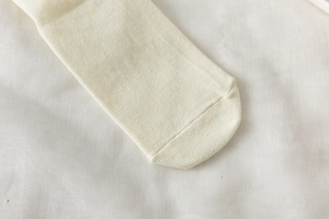 Détail de la couture renforcée aux orteils sur chaussettes Lolita en maille coton