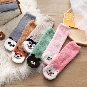 Set aus kuscheligen Korallenvlies-Wintersocken mit süße Cartoon-Tiermuster für Zuhause