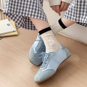 Hellblaue Wildledersneaker im japanischen Stil mit weißen Socken und karierter Hose