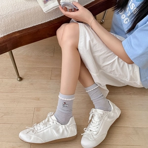 Chaussettes bleues japonaises avec broderie de chien et bordure en dentelle blanche