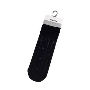 Minimalistische schwarze Socken mit grauen Rippbündchen und Herzmuster in Einzelhandelsverpackung