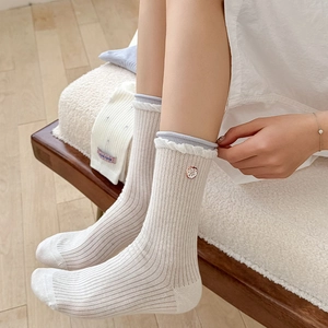 Chaussettes mi-mollet japonaises avec broderie pomme et bordure en dentelle bleue