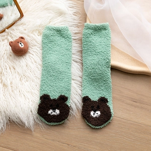 Plüsch-Korallenfleece-Thermosocken in Minzgrün mit süßer brauner Bärenstickerei