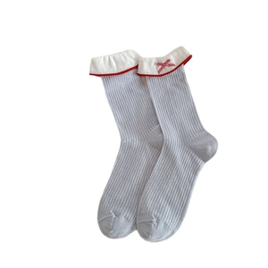 Chaussettes japonaises bleu clair en tricot côtelé avec bordure dentelle et nœud rouge