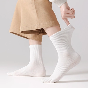 Men's white five-finger crew socks with breathable rib cuffs for sports and daily wear