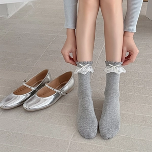 Chaussettes grises en tricot style japonais avec dentelle blanche et petits nœuds