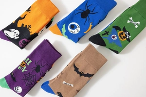 Dettaglio di cinque calze colorate di Halloween con motivi a fantasmi, ragni e zucche