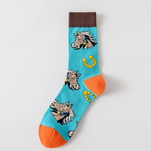 Détail de chaussettes en coton bleu sarcelle avec pointes orange et motifs de chevaux