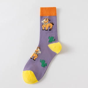 Détail de chaussettes en coton violet avec poignets orange, talons jaunes et motif cheval