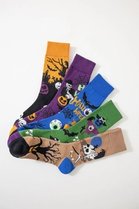Dettaglio di 5 paia di calze di Halloween con motivi a maglia di zucca e teschi