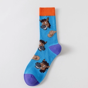 Détail des motifs jacquard cheval et chapeau de cow-boy sur chaussettes en coton bleu
