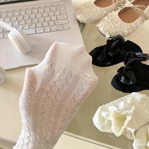 Details der weißen hohlen Spitzen-Socken mit hochelastischer atmungsaktiver Textur