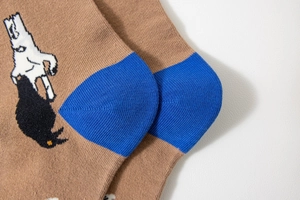 Dettaglio calzino Halloween con tallone blu rinforzato e motivi a cartoni animati
