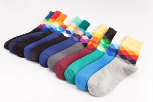 Detailansicht von zehn Paar Herren-Baumwollsocken mit bunten Rautenmustern im Set