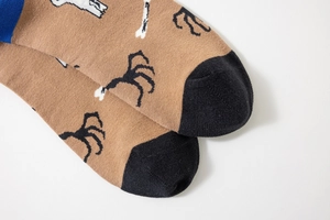 Dettaglio calzini di Halloween con stampe di mani scheletriche e trama a maglia