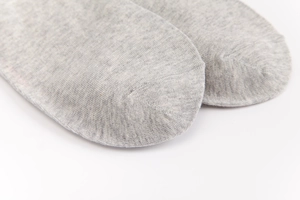 Nahaufnahme der nahtlosen Zehenpartie bei grauen Herrensocken aus Baumwollmix