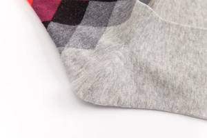 Nahaufnahme der verstärkten Ferse und des Rautenmusters bei Herren-Baumwollsocken
