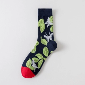 Détail de chaussette en coton bleu marine avec motif de feuilles vertes et papillons