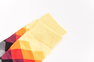 Detailansicht des elastischen Rippbündchens und bunten Argyle-Musters auf einer Socke
