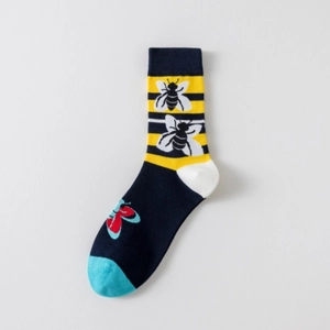 Détail de la maille en coton bleu marine avec motifs jacquard d'abeilles sur la chaussette