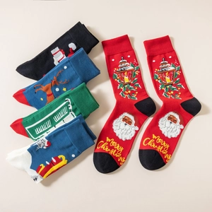 Dettaglio calze natalizie in cotone con motivi di Babbo Natale e renne in layout piatto