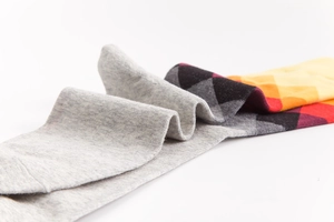 Detaillierte Textur von Baumwoll-Socken mit buntem Rautenmuster und grauem Strick-Design