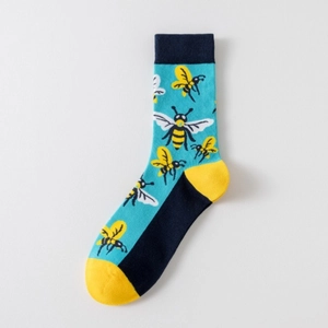 Détail de chaussettes en coton avec motif d'abeille bleu et finitions jaune vif