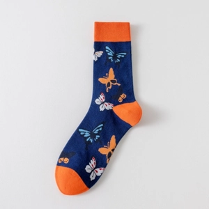 Détail de chaussettes en coton avec base bleue, pointe orange et motifs de papillons