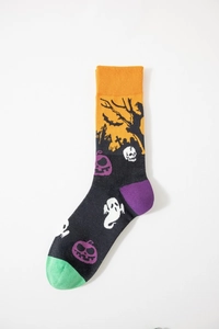 Dettaglio di calzini di Halloween con motivi jacquard di fantasmi e zucche