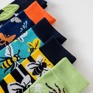 Détail de cinq chaussettes en coton avec motifs d'insectes colorés et bords côtelés