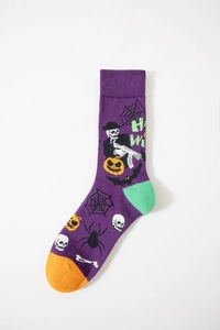 Dettaglio calze di Halloween viola con teschio con fucile e motivi festivi di zucche