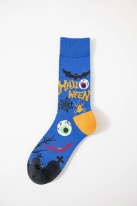 Dettaglio di calze di Halloween con base blu, pipistrelli, ragnatele e motivi cimiteriali
