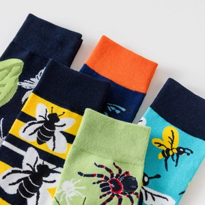 Détail des motifs jacquard d'insectes sur chaussettes en coton de qualité pour homme