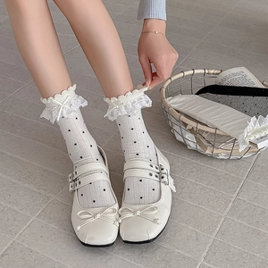 Chaussettes blanches style Lolita à pois noirs avec bordure en dentelle et nœuds