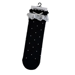 Chaussettes Lolita noires à pois blancs, bordure en dentelle et nœud sur fond blanc
