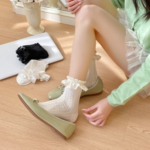 Detail von Lolita-Spitzensocken mit Seidenschleifen und hohler Jacquard-Textur in Weiß