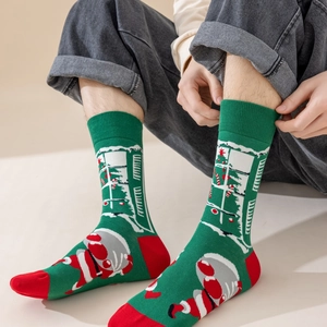 Dettaglio di calze natalizie in cotone con motivi di Babbo Natale e alberi su modella