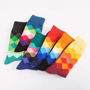 6er-Pack Herren-Socken mit buntem Rautenmuster auf schlichtem weißem Hintergrund