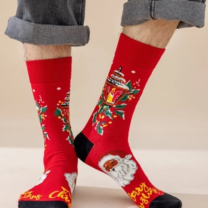 Dettaglio di calze natalizie rosse con motivi Babbo Natale e scritta Merry Christmas